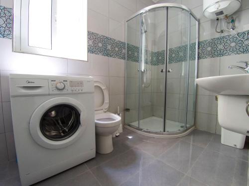 ein Badezimmer mit einer Waschmaschine und einem WC in der Unterkunft F8-2 Room 2 single beds shared bathroom in shared Flat in Msida