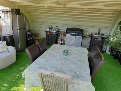 een tafel en stoelen in een achtertuin met een keuken bij Casa Olyves in Onil