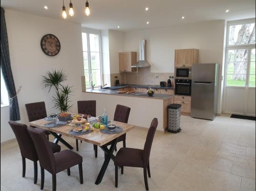 cocina y comedor con mesa y sillas en gite du château, en Saint-Samson