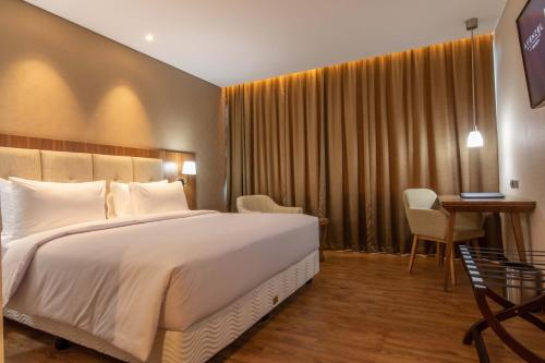 Ein Bett oder Betten in einem Zimmer der Unterkunft Avenzel Hotel & Convention Cibubur