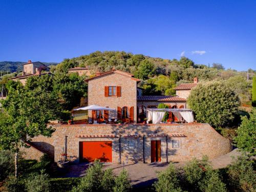 een extern uitzicht op een groot stenen huis bij Belvilla by OYO Corte della Luna in Cortona