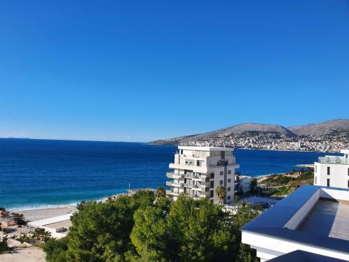 uma vista do oceano de um edifício em Seawave Hotel em Sarandë