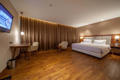 Ein Bett oder Betten in einem Zimmer der Unterkunft Avenzel Hotel & Convention Cibubur