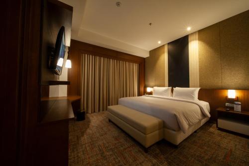 Postel nebo postele na pokoji v ubytování Avenzel Hotel & Convention Cibubur