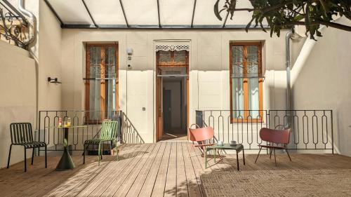 een groep stoelen op een houten terras bij Maison Juste in Marseille