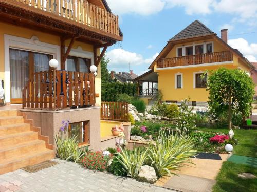 dom z balkonem i ogrodem w obiekcie Apartman Siesta Bük - Bükfürdő w mieście Bük