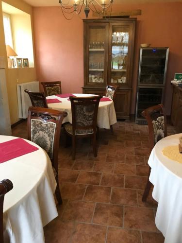 Château de Belle Poule في ليه-بونت-دي-سي: غرفة طعام مع طاولات وكراسي في مطعم