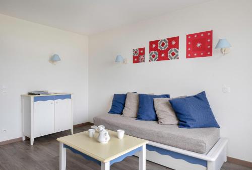 ein Wohnzimmer mit Sofa und Tisch in der Unterkunft Face à la marina belle maison pour 6 in Arzon