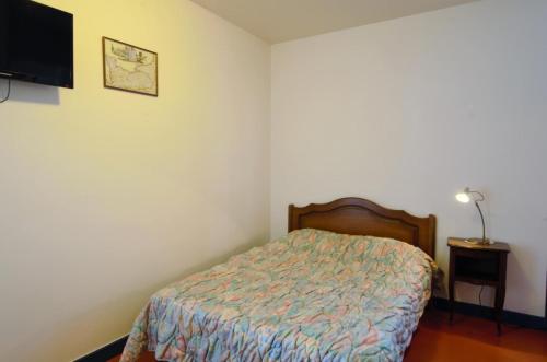 une chambre avec un lit et une télévision à écran plat dans l'établissement Gîte communal 556, à Sainpuits