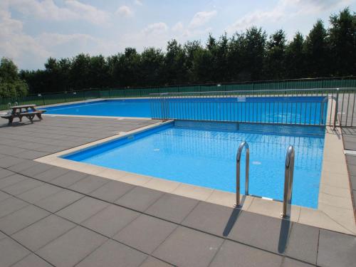 Boutique Holiday Home in Zeewolde with Swimming Pool في زيولْد: مسبح كبير مع طاولة نزهة بجواره
