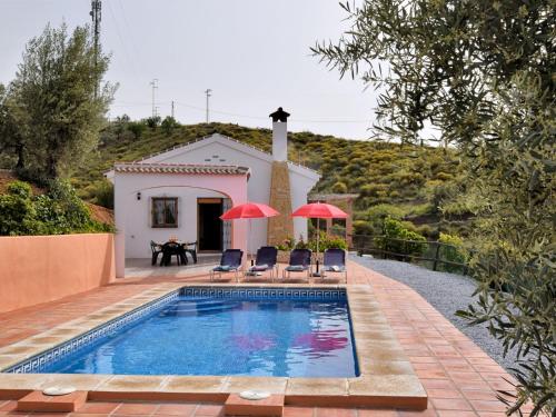 uma villa com piscina em frente a uma casa em Belvilla by OYO Casa Guzm n em Árchez