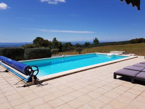 einen großen Pool mit blauem Pool in der Unterkunft Villa with heated pool and hot tub in Vélieux