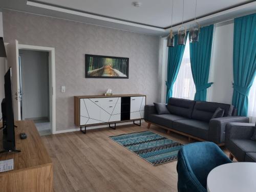 ein Wohnzimmer mit einem Sofa und einem Tisch in der Unterkunft A&F Hotel Chemnitz in Chemnitz