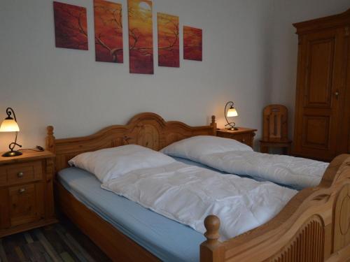 Uma cama ou camas num quarto em Holiday home in the Eifel with balcony