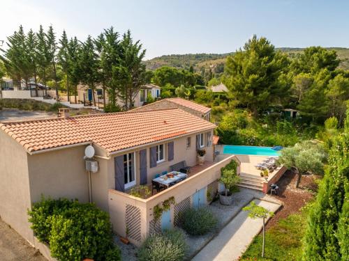 una vista aérea de una casa con piscina en Quiet villa with private pool en Caunes-Minervois