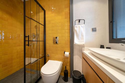 Bilik mandi di Reddoors Suites Sea View