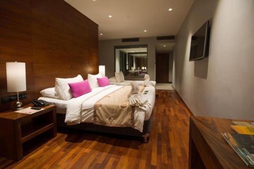 Een bed of bedden in een kamer bij Swiss Residence Kandy