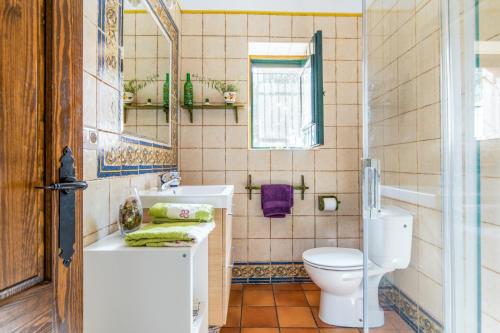 baño con lavabo y espejo en Finca Navareonda, en Cortegana