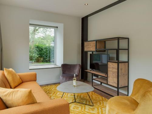 un soggiorno con 2 sedie e una TV di Holiday home on island Texel with sauna a Westermient