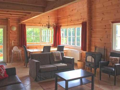un soggiorno con mobili in una baita di tronchi di Charming holiday home near the Sauerland ski area a Medebach