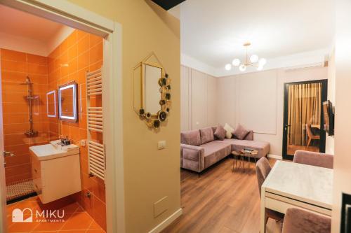 Gallery image of Miku Apartment - Perfect 1Bedroom At Komuna e Parisit in Tirana