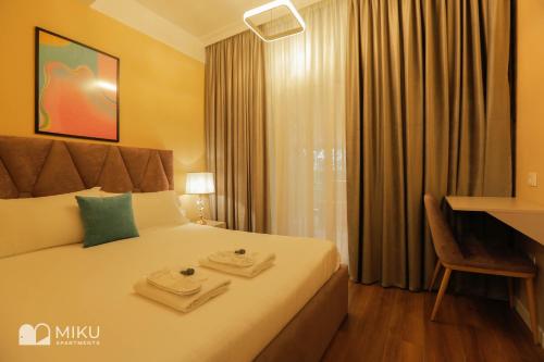 Una habitación de hotel con una cama con dos toallas. en Miku Apartment - Perfect 1Bedroom At Komuna e Parisit, en Tirana
