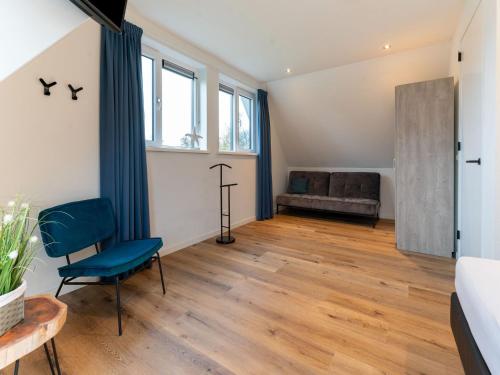 - un salon avec un canapé et une table dans l'établissement Pretty Holiday Home in De Koog Texel with Garden, à Westermient