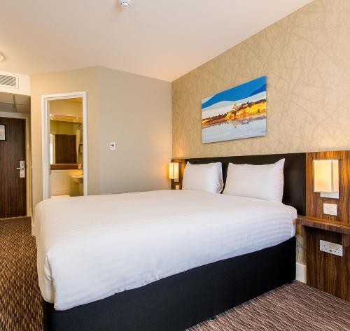 a bedroom with a large bed in a hotel room at Kings Highway, Derby by Marston's Inns in Derby