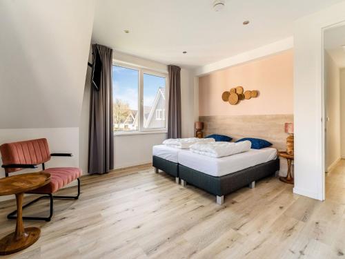 Un pat sau paturi într-o cameră la Alluring Holiday Home in De Koog Texel with Infrared Sauna