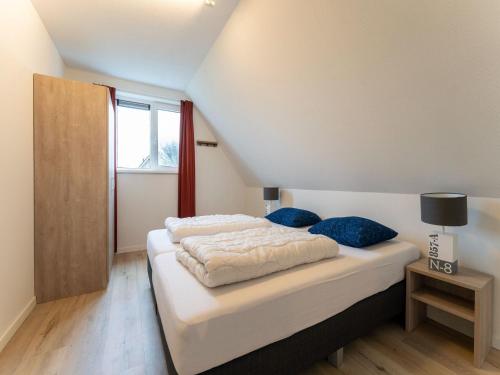 En eller flere senge i et værelse på Pleasing Holiday Home in De Koog Texel with Fenced Garden