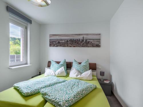 sypialnia z 2 łóżkami i oknem w obiekcie Bright apartment in a district of Ilmenau w mieście Stützerbach