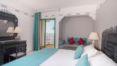 Een bed of bedden in een kamer bij Agadir Beach Club