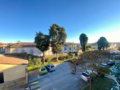 Le 24 Février - PARKING & PISCINE - VUE CITÉ MÉDIÉVALE