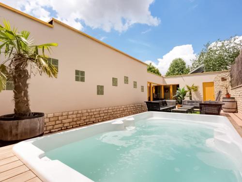 een zwembad in de achtertuin van een huis bij Lush holiday home with spa and wellness in Avelgem