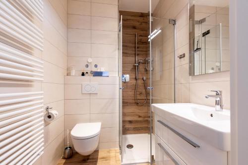 een badkamer met een toilet, een wastafel en een douche bij Apartment Bianca in Salzburg