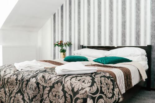 Una cama o camas en una habitación de Hotel Złotogórski