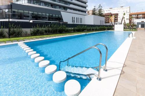 Bazén v ubytovaní Apartamento nuevo junto al mar con plaza de garaje!! Perfecto para familias alebo v jeho blízkosti