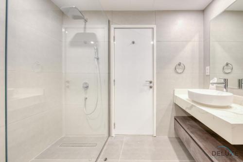 Koupelna v ubytování Spacious 3BR Apartment with Assistant Room in Sadaf 5 JBR by Deluxe Holiday Homes