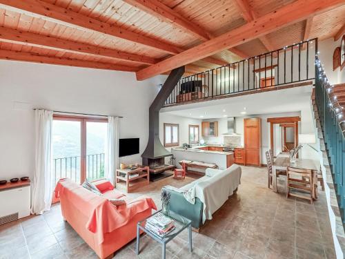 Belvilla by OYO Can Pere Castanyer في مونتسيني: غرفة معيشة كبيرة مع سقف خشبي
