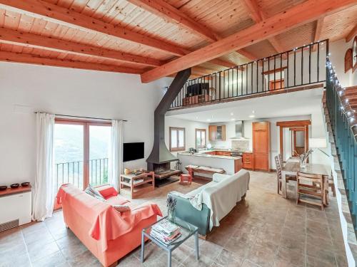 Una gran sala de estar con techo de madera. en Holiday Home Montseny with Pool, en Montseny