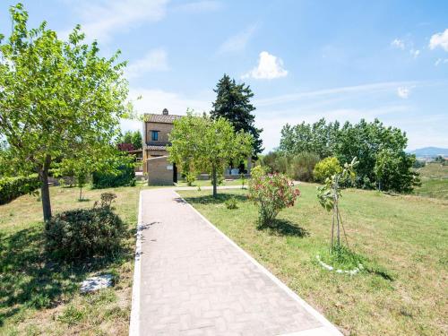 un passaggio pedonale in un giardino con una casa sullo sfondo di Belvilla by OYO Lavanda ad Ascoli Piceno