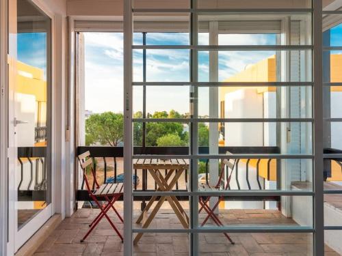 Cette chambre dispose d'un balcon avec une table et des chaises. dans l'établissement Cosy beach apartment in Albufeira centre, à Albufeira