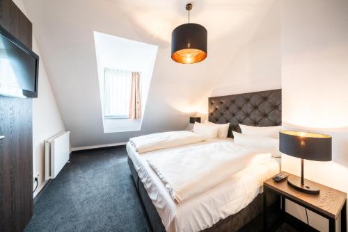 - une chambre avec un grand lit et une télévision dans l'établissement Familienapartment Am Neumarkt ll, à Dresde