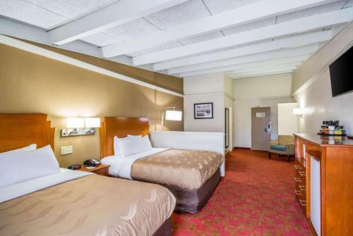 Giường trong phòng chung tại Quality Inn & Suites Kansas City - Independence I-70 East