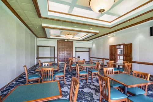 uma sala de jantar com mesas e cadeiras e um tecto em Quality Inn & Suites Kansas City - Independence I-70 East em Independence