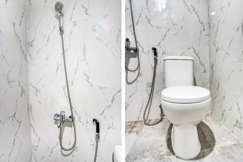 2 fotografias de uma casa de banho com um WC e um chuveiro em OYO 90891 Parang Kusumo Residence em Krembangan