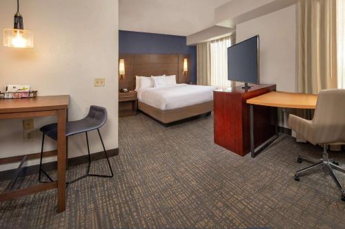 a hotel room with a bed and a desk and a table at Sonesta ES Suites Baltimore BWI Airport in Linthicum Heights
