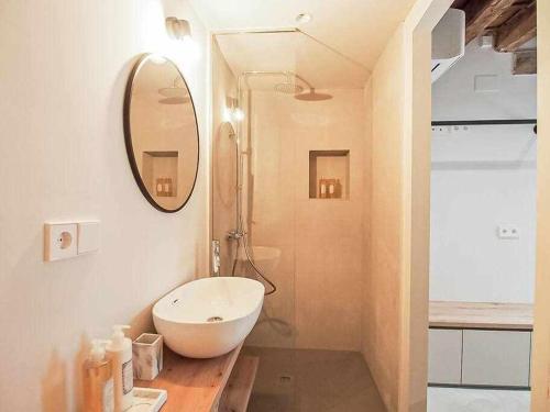 bagno con lavandino bianco e specchio di Velo Vern 2 Luxury apartment in the Old Town a Girona