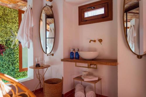 a bathroom with a sink and a mirror at CANDIL SUITE Realejo in Granada