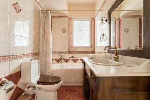 A bathroom at Athenian Luxury Villa in Glyfada